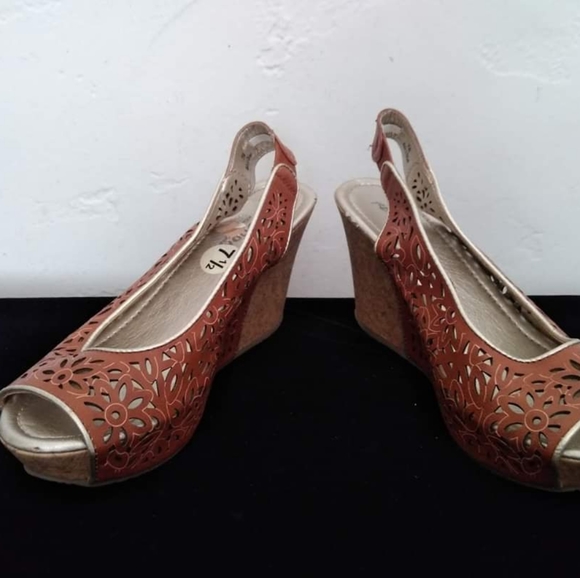 🔥SALE🔥Kenneth Cole Open-Toed Wedge Heels! - Picture 3 of 3